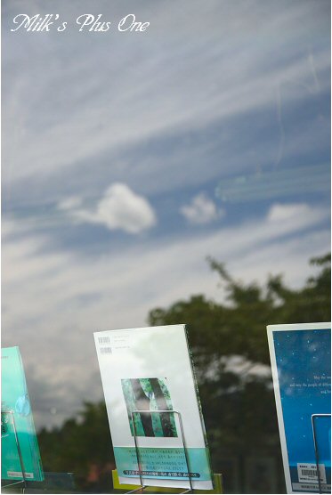 窓ガラスに写った青空.jpg